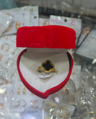 Four-leaf clover Alhambra-inspired design ring.